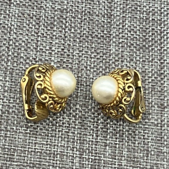 Clip On Earrings White Round Pearl Gold Scroll Rope Vintage Retro Granny Soft Gi - Picture 2 of 4